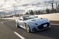 最高速は「クーペ」と同じ340km/ｈと公表されている。0-100km/km加速のタイムはクーペに0.2秒譲る3.6秒。