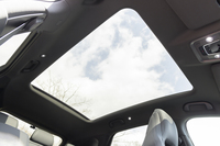 屋根一面を覆う巨大なガラスルーフを装備。中国の顧客向けには必須のアイテムらしい。