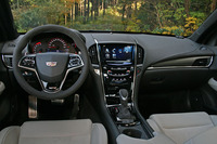 ラグジュアリーとスポーティーが同居するコックピット。そこかしこにスエード素材とカーボンが用いられている。