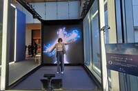 「ID.4」のテレビCMに登場する“エレクトリック・ガール”と呼ばれる少女になったつもりで、背面のスクリーン上に放電できるコーナーも。