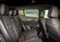 リアシートは座面も背もたれもフラットなつくりだが、エアアウトレットはきちんと備わっている。