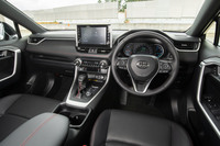 “エコカー”らしからぬ、赤いステッチが目を引くインテリア。空調には使用時の電力消費を抑えるべく、ヒートポンプエアコンを用いている。