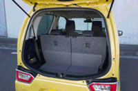 リアのコンビネーションランプをバンパーの上端に配置することで、テールゲートの開口幅は従来タイプよりも100mm広くなっている。（写真をクリックするとシートの倒れる様子が見られます。）