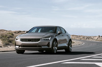 当初は前後軸にモーターを備えた4WD車のみだった「ポールスター2」だが、2021年4月にFWD車が追加された。