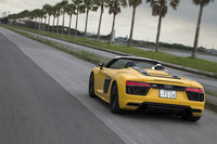 「R8スパイダーV10 5.2 FSIクワトロ」の0-100km/h加速タイムは、オープンの状態で3.6秒。最高速度（オープン時）は318km/hと公表される。