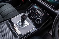 「テレインレスポンス2」のモード切り替えやエアコンの調整、各種車両設定ができる10インチのタッチパネルをセンターコンソールに配置している。