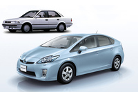 日本では1969年から2001年まで、実に33年連続で「トヨタ・カローラ」が新車販売のナンバーワンに君臨。その後は「ホンダ・フィット」の時代を経て、「トヨタ・プリウス」がナンバーワンの座に就いた。写真は、上が1990年に年間販売30万0008台の大記録を達成した、6代目カローラ（1987-1991年）。下が、2010年に31万5669台を販売し、カローラの記録を塗り替えた3代目プリウス（2009-2015年）。