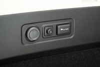 荷室の左側面にはAC100V・1500Wのコンセントを搭載。アース付きなので電子レンジなども使える。