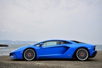 エクステリアは空力性能の改善を目的に、随所が変更を受けている。また、リアホイールアーチに「カウンタック」を思わせるデザイン処理が施されるなど、過去のアイコン的な要素も取り入れられている。