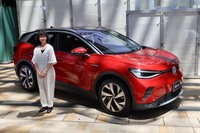新色「キングズレッドメタリック」をまとう「フォルクスワーゲンID.4プロ」の2023年モデル。写真手前は、スペシャルゲストとしてイベントに登場したEvery Little Thing（ELT）の持田香織さん。