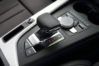 上面が平らになった、7段ATのシフトレバー。その奥には、インフォテインメントシステムの操作スイッチがレイアウトされる。 