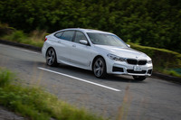 フロント軸重1000kg、リア軸重1010kgと、前後重量配分（ほぼ）50：50を実現している。