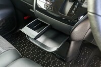 シフトセレクター下部に備わるカップホルダーとトレイ。カップホルダーを引き出すと必ずトレイも付いてくるが、トレイのみを単独で引き出せるところはよくできている。