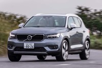 試乗車は「T4 AWDモメンタム」だが、同じ最高出力190psの2リッター直4ターボエンジンを搭載する「T4 AWD R-DESIGN」（489万円）、「T4 AWDインスクリプション」（499万円）もラインナップする。