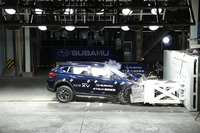 車速65km/hでのオフセット衝突試験の様子。Aピラーよりも前は、完全につぶれてしまったように見える。