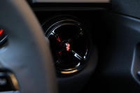 四つ葉のクローバーを模したというエアコンの吹き出し口には、その中心に赤いビシォーネ（蛇）があしらわれる。こうした遊び心もファンにはうれしい。