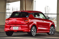 「スズキ・スイフト ハイブリッドRS」のボディーカラーは全5色。写真は新色のバーニングレッドメタリック。
	 