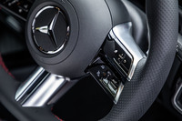 39万2000円の有償オプションとなる「AMGラインパッケージ」選択時には、リムに静電容量式センサーが組み込まれた3本ツインスポークデザインの本革巻きステアリングホイール（写真）が備わる。