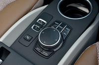 センターコンソールに備わるインフォテインメントシステムのコントローラー。その左側に、走行モードの切り替えスイッチがレイアウトされる。