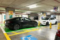 観光シーズン本番の2023年7月21日撮影。デンマークとオランダからやってきた「テスラ・モデル3」が、対面しながら充電していた。