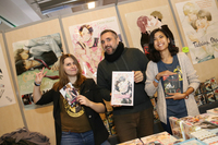 イベントで扱われるジャンルは年々細かくなっている。ボーイズ・ラブ系翻訳出版社のエディター、アントニー・グラシ氏（中央）とスタッフ。