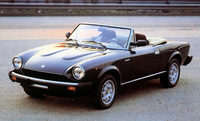 1966年に「フィアット124スポルト スパイダー」としてデビュー。1975年から北米輸出専用モデルとなったが、1982年に「ピニンファリーナ・スパイダー ヨーロッパ」（写真）の名で欧州市場に復帰した。