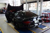 車検証や当時のスペックシートなど、参考にする資料によって多少値が異なるのだが、この代の「バイパーGTSクーペ」の車重は基本的に1.5トンの後半である。以前、Facebookにて「このエンジンでこの車重は軽い。むしろ、最近のクルマがいかに重くなったかに驚かされる」という趣旨の感想をいただいたこともあるし、やはり“アメ車＝重い”というのは、偏見だと思うのだけど……。