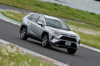 床下へのバッテリーの搭載は低重心化に寄与。リアモーターを積極的に駆動する制御により、コーナリング時にはスムーズに回頭する。