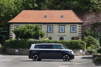 「ID. Buzzプロ ロングホイールベース」のボディーサイズは、全長×全幅×全高＝4962×1985×1927mm、ホイールベースは3239mm。標準仕様車に対して全長とホイールベースがいずれも250mm長い設定となる。