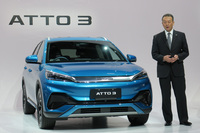 「BYDアットスリー」と東福寺厚樹社長。日本におけるファイナンスサービスや、独自プランの自動車保険の準備も進めているという。