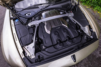 2基のターボチャージャーが組み込まれた4リッターV8エンジン。最高出力550PS/5750-6000rpm、最大トルク770N・m/2000-4500rpmを発生する。