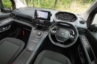 小径のステアリングホイールの上方にメーターパネルをレイアウトするプジョーならではの「i-Cockpit」を採用。「ベルランゴ」にはない立派なセンターコンソールも備わる。