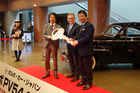 写真左からトヨタ博物館の布垣直昭館長、ボルボ・カーズのペロオケ・フローバーグ氏、ボルボ・カー・ジャパンの木村隆之社長。キーのモニュメントを手渡された布垣氏は、「キーの大きさが、寄贈していただいたクルマの重みを表していると思います」と述べ、会場の笑いを誘った。