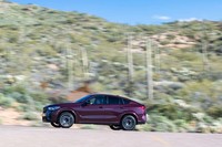 4WDシステムには、BMW M社が開発した「M xDrive」を採用。「4WDスポーツ」モードを選ぶと、走行特性は後輪駆動に限りなく近いものになる。