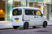 今回の試乗車は個人ユースも想定した「L4」。黄色やカーキなどのレジャーっぽいボディーカラーもラインナップされているが、この試乗車はいかにも商用っぽい「タフタホワイトIII」だった。