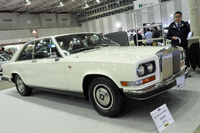 上品な「オールドイングリッシュホワイト」をまとった1987年「ロールス・ロイス・カマルグ」。6.75リッターのV8 OHVエンジンを搭載、生産台数は525台といわれる。