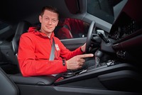 マニュアルギアボックスのファンは、この“T”でとことん楽しめる。「911カレラ」のAT（PDK）車と比較して、MT車では25kgの軽量化を実現している。