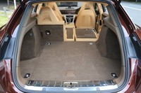 荷室の容量はセダンよりも25リッター多い520リッター。リアのシートバックをすべて倒すと1390リッター（セダン比で＋86リッター）まで拡大できる。