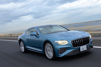 「アズール」の最高出力680PS、最大トルク930N・mというアウトプットは、ベースグレードと共通。0-100km/h加速は3.7秒、最高速は270km/hと公称されている。