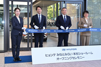 七五三木社長らによるテープカットの様子。