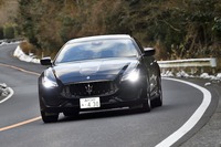 ボローニャならぬ房総のワインディングロードを行く「クアトロポルテS」。動力性能は、0-100km/h加速が5.0秒で、最高速は288km/h。