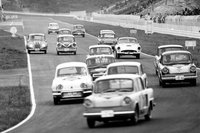 1963年には鈴鹿サーキットで第1回日本グランプリが開催されるが、当時の四輪レースは、運営者もドライバーも“手探り”の状態だった。