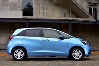 プラットフォームを継承しているだけあって、全長×全幅×全高＝3995×1695×1515mmのボディーサイズは先代モデルと事実上同じ。2530mmのホイールベースも同寸。