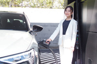 蓄電池を備えた超急速EV充電器2基4口を有し、最大出力150kWで充電が可能。そのうち1基2口はアウディとポルシェ、フォルクスワーゲンのオーナーを対象とした急速充電器相互利用サービス「プレミアム チャージング アライアンス」メンバー専用となり、同メンバーが優先的に利用できる。