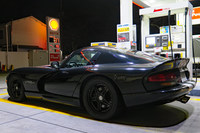 自宅近所のシェルで給油中のわが「バイパー」。日付は冬至間近の12月21日なので、午前5時台のお空は真っ暗だ。