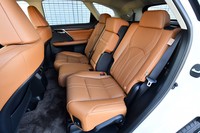 スライド機構を持つ2列目シート。マイナーチェンジを機に、写真のベンチシートに加えて独立型キャプテンシートも選べるようになった。