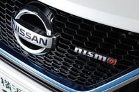 日産の電動パワートレイン搭載車であることを示すブルーのアクセントカラーに、「nismo」のバッジ。今回のテスト車は、NISMOがチューニングを施したハイブリッドコンパクト「日産ノートe-POWER NISMO」である。
