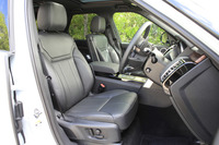 シートカラーは写真の「エボニー」を含む全4種類。表皮にはグレインドレザーとウィンザーレザーの2種類が用意される。