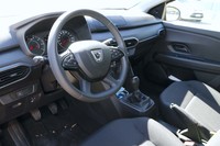 物が置かれているのはユーザーの日常感ということでお許しを。装備を絞ったクルマにもかかわらず、また要求するユーザーが少ないにもかかわらず、クルーズコントロールが標準なのは、唯一不思議な点である。