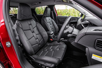 ナッパレザーのシート座面や背もたれは、腕時計のストラップをイメージしたデザイン。一枚革をステッチと革のくせづけだけで仕上げるフランス伝統の技法を応用しているという。